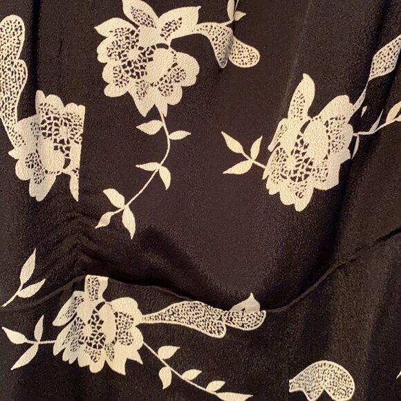 Black floral pattern romper. - Picture 3 of 8